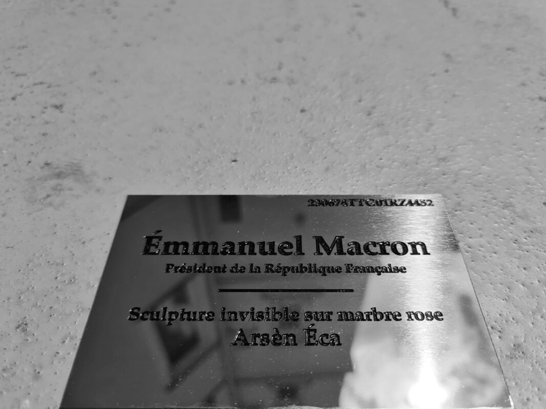 Sculpture invisible - Buse du Président de la République E. Macron
